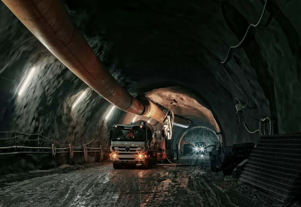 Schaktning lastbil i gruvtunnel