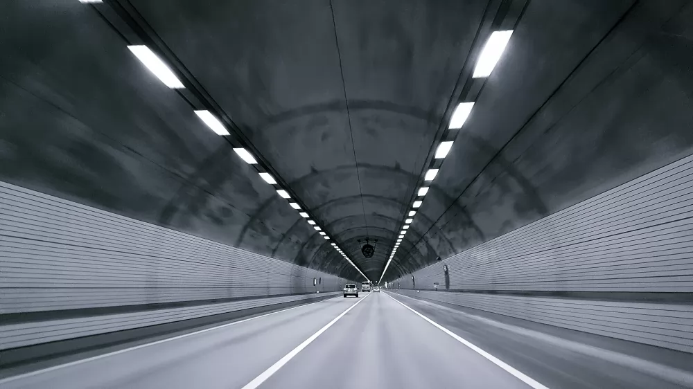 tunnel med körande bilar